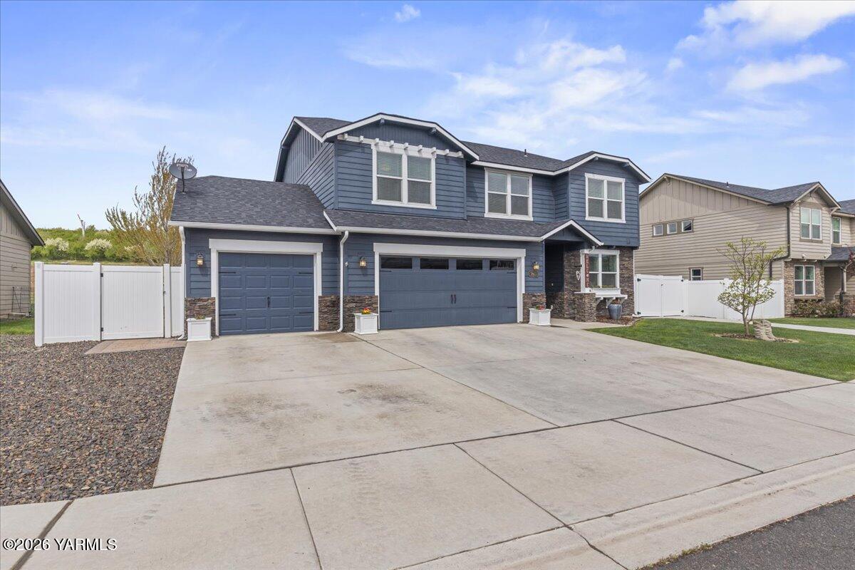 7803 Fremont Way Yakima, WA 98908 - Photo 4 of 49 Oversized driveway