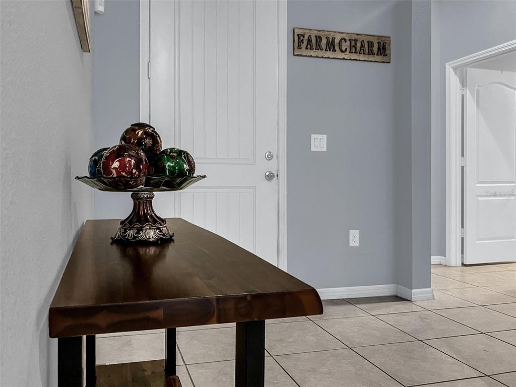 4548 Orchard Grove Road St. Cloud, FL 34772 - Photo 8 of 18 a vase of flowers sitting on a table