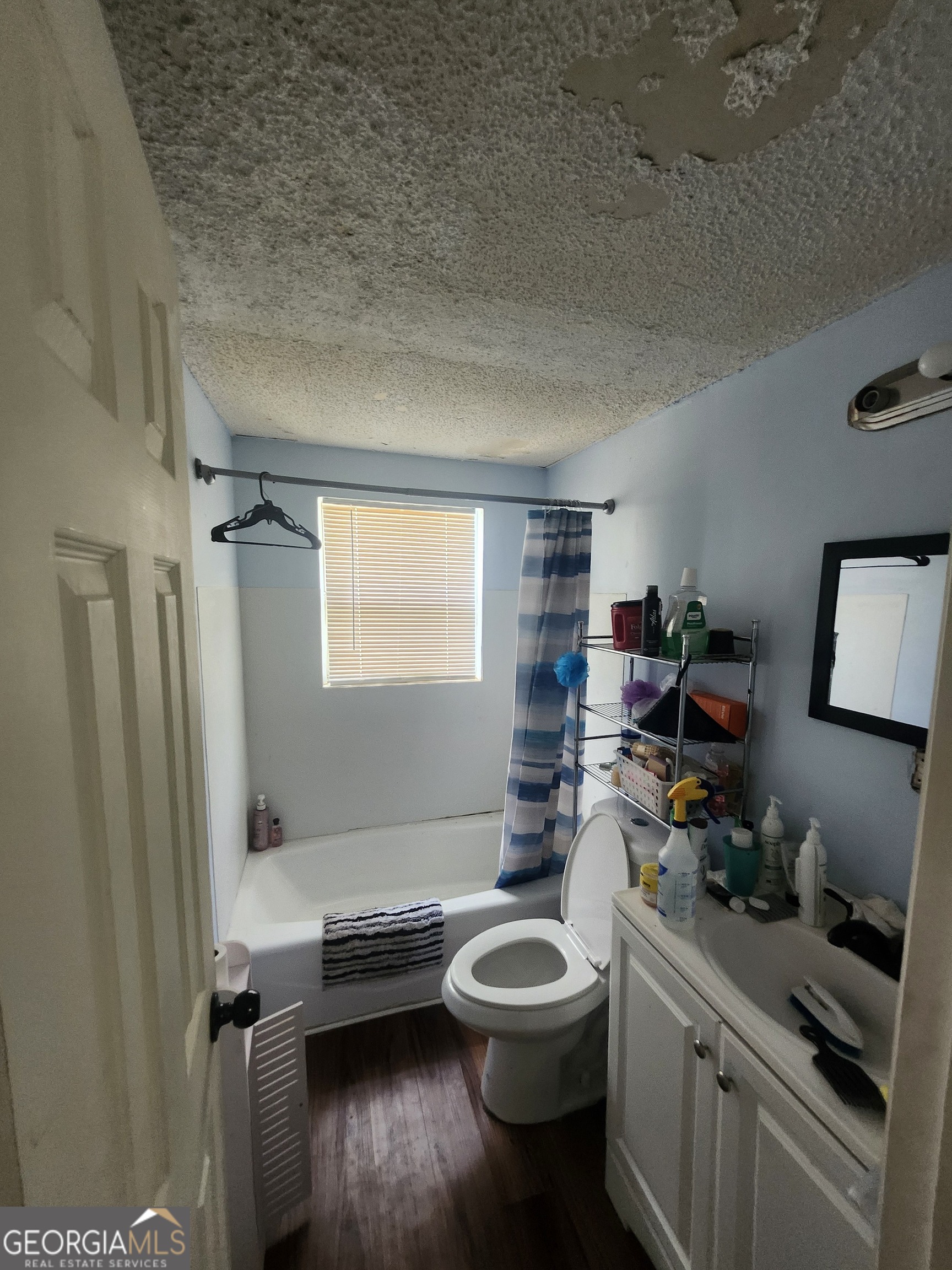 2101 South Madison Street Albany, GA 31701 - Photo 16 of 21 a bathroom with a toilet a sink and bathtub