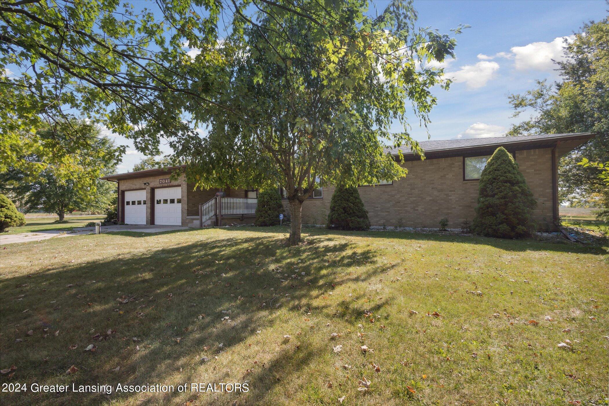 7041 West Howe Road Dewitt, MI 48820 - Photo 2 of 47 04-7041-W-Howe-Rd-DeWitt-MI-48820-Window