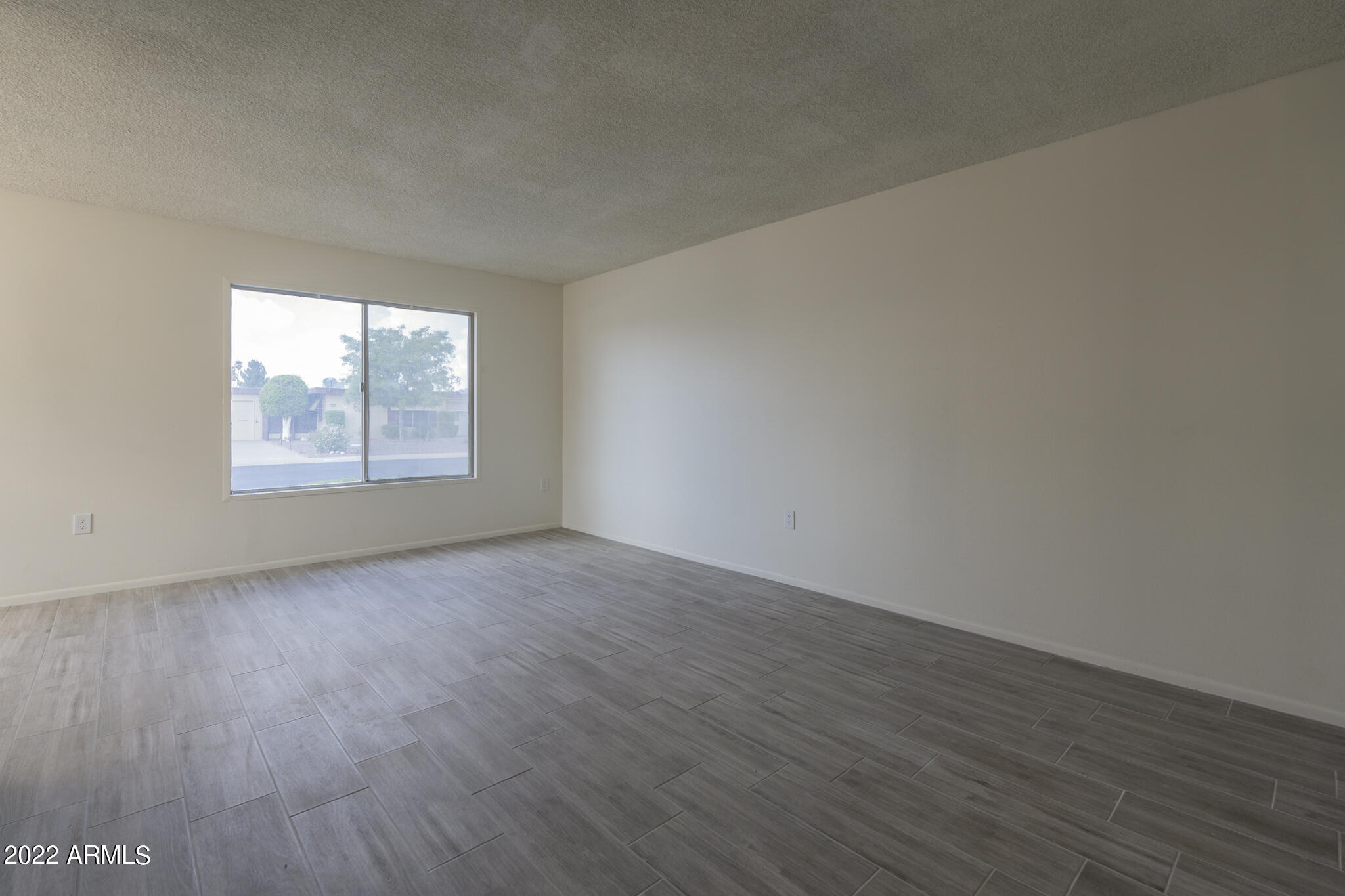 9833 West Royal Ridge Drive Sun City, AZ 85351 - Photo 3 of 20 Living Room