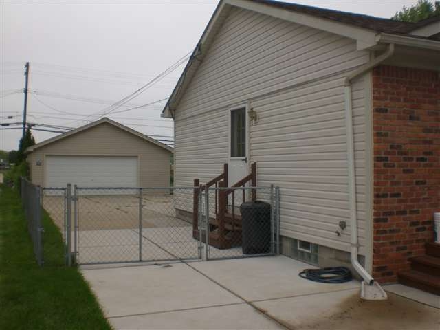 18641 Common Rosevillecity Macomb Mi 48066 Roseville, MI 48066 - Photo 3 of 14 31058512-2.JPG