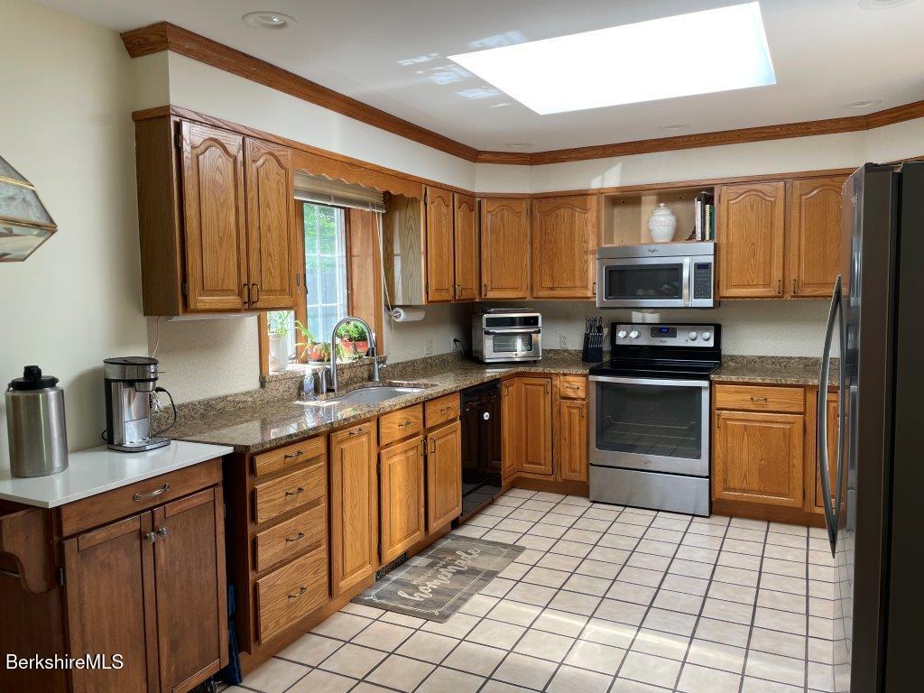 851 East New Lenox Road Pittsfield, MA 01201 - Photo 7 of 58 20260601_143112466_iOS