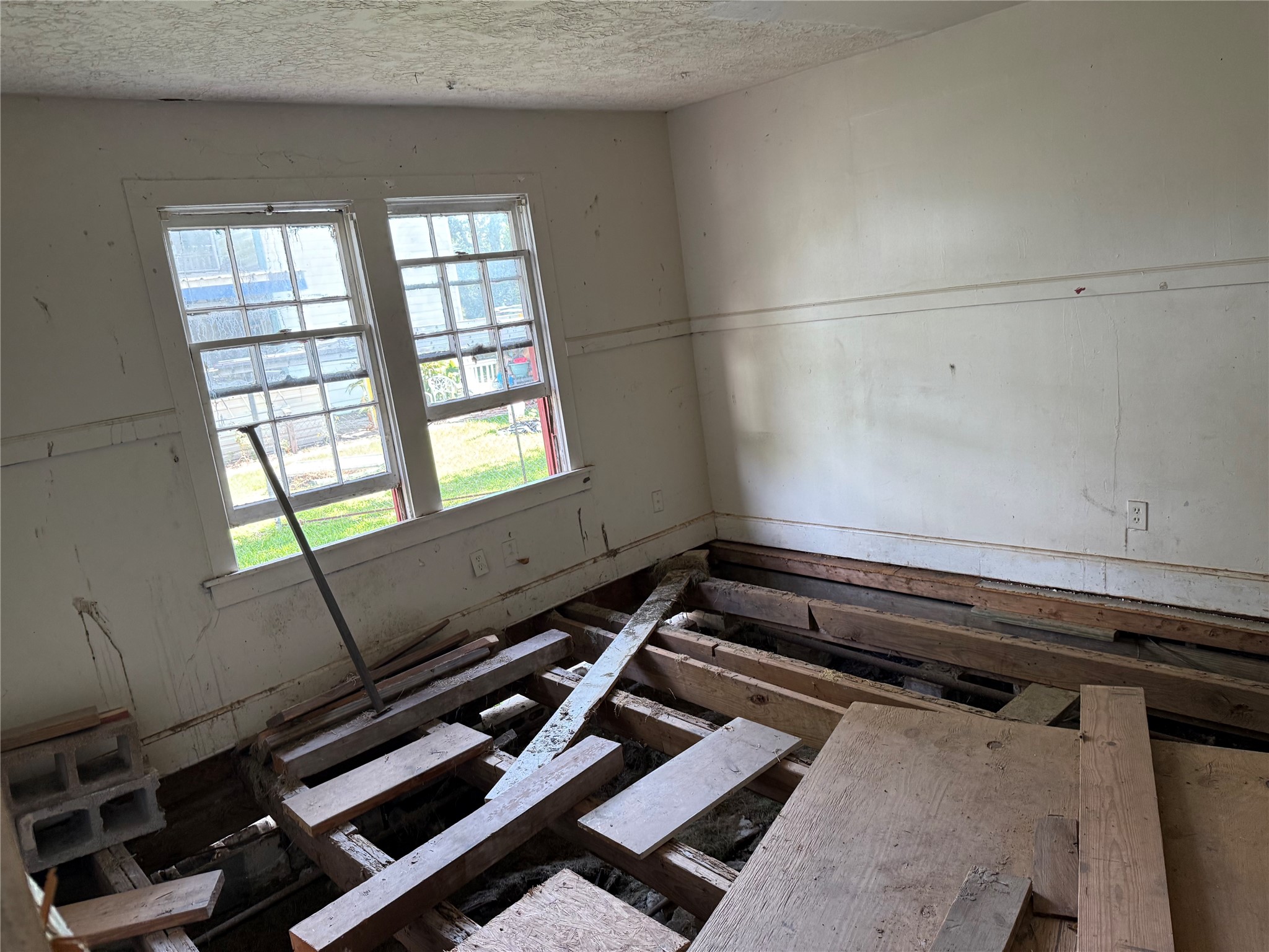 7952 Cinderella Street Houston, TX 77028 - Photo 6 of 18 Back bedroom