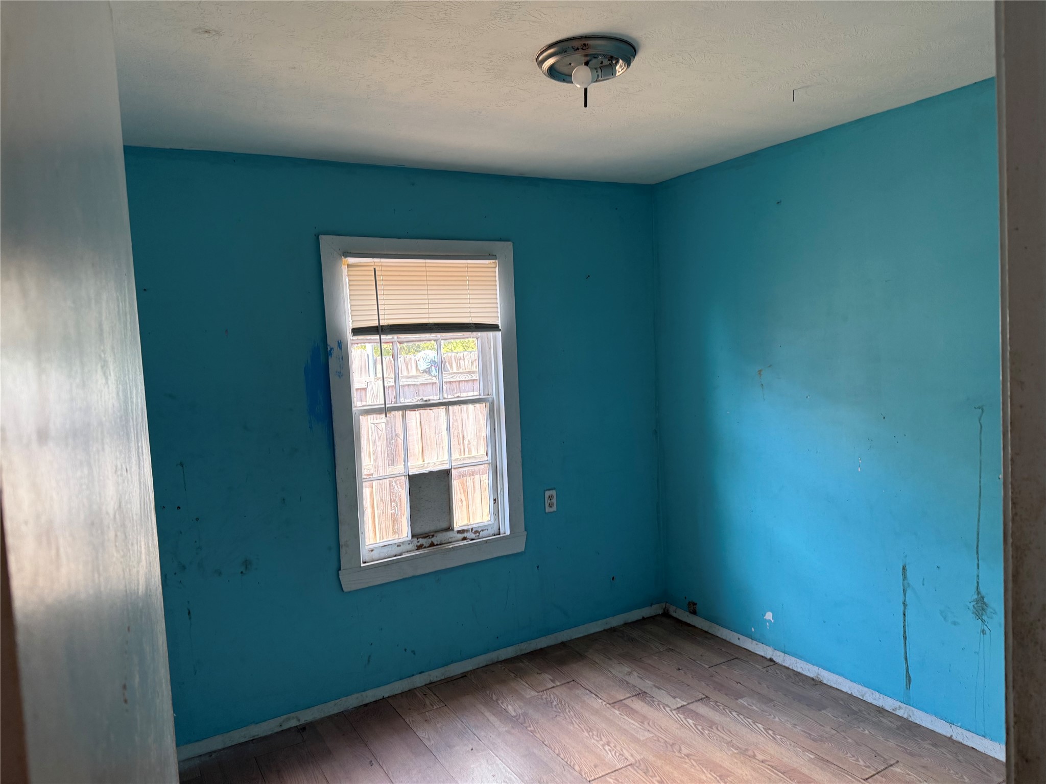 7952 Cinderella Street Houston, TX 77028 - Photo 7 of 18 Middle room/office