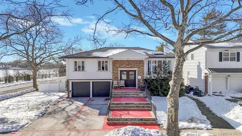 $1,350,000 | 2 Valley Greens Drive, Valley Stream, NY 11581