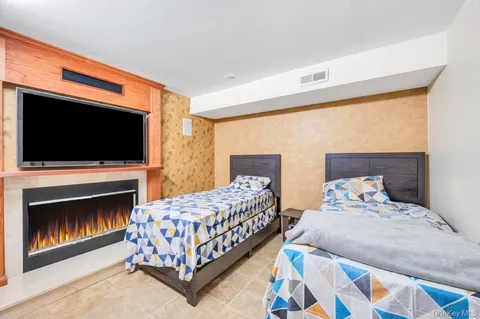 $1,350,000 | 2 Valley Greens Drive, Valley Stream, NY 11581