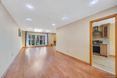 $1,290,000 | 2 Valley Greens Drive, Valley Stream, NY 11581