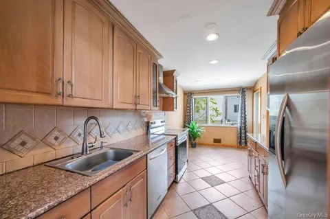$1,290,000 | 2 Valley Greens Drive, Valley Stream, NY 11581
