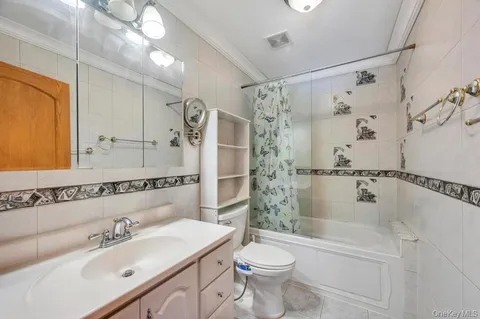 $1,350,000 | 2 Valley Greens Drive, Valley Stream, NY 11581