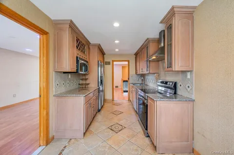 $1,199,000 | 2 Valley Greens Drive, Valley Stream, NY 11581