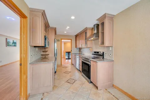 $1,290,000 | 2 Valley Greens Drive, Valley Stream, NY 11581