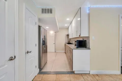 $1,350,000 | 2 Valley Greens Drive, Valley Stream, NY 11581