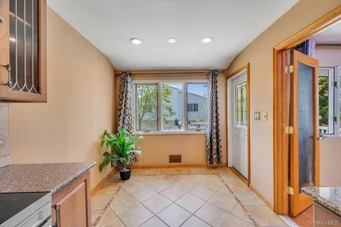 $1,290,000 | 2 Valley Greens Drive, Valley Stream, NY 11581