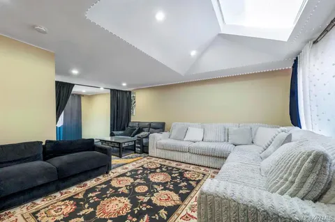 $1,350,000 | 2 Valley Greens Drive, Valley Stream, NY 11581