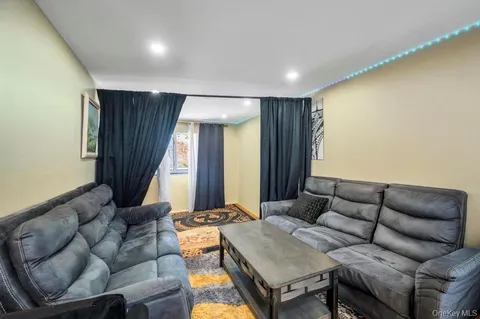 $1,350,000 | 2 Valley Greens Drive, Valley Stream, NY 11581