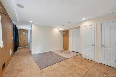 $1,350,000 | 2 Valley Greens Drive, Valley Stream, NY 11581