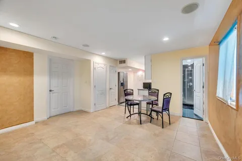 $1,290,000 | 2 Valley Greens Drive, Valley Stream, NY 11581