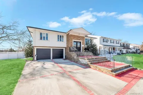 $1,350,000 | 2 Valley Greens Drive, Valley Stream, NY 11581