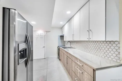 $1,290,000 | 2 Valley Greens Drive, Valley Stream, NY 11581