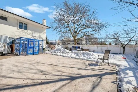 $1,350,000 | 2 Valley Greens Drive, Valley Stream, NY 11581