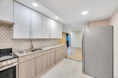 $1,199,000 | 2 Valley Greens Drive, Valley Stream, NY 11581