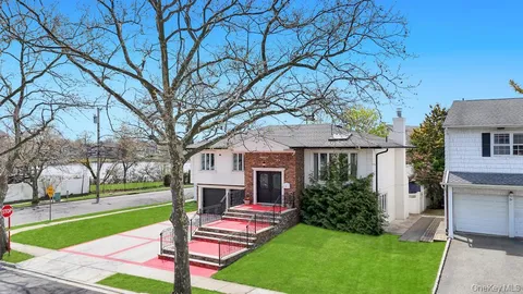 $1,290,000 | 2 Valley Greens Drive, Valley Stream, NY 11581