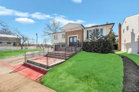 $1,350,000 | 2 Valley Greens Drive, Valley Stream, NY 11581