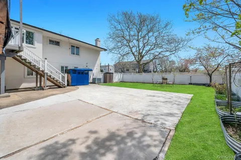 $1,290,000 | 2 Valley Greens Drive, Valley Stream, NY 11581