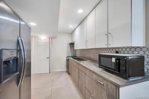$1,199,000 | 2 Valley Greens Drive, Valley Stream, NY 11581