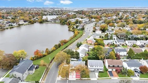 $1,350,000 | 2 Valley Greens Drive, Valley Stream, NY 11581