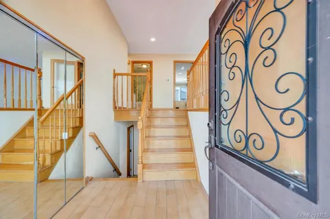 $1,290,000 | 2 Valley Greens Drive, Valley Stream, NY 11581