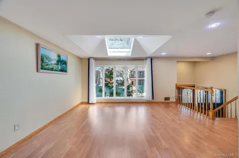 $1,290,000 | 2 Valley Greens Drive, Valley Stream, NY 11581