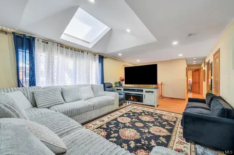 $1,350,000 | 2 Valley Greens Drive, Valley Stream, NY 11581