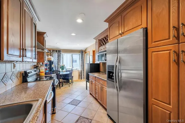$1,290,000 | 2 Valley Greens Drive, Valley Stream, NY 11581
