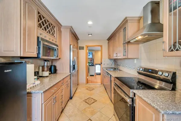 $1,290,000 | 2 Valley Greens Drive, Valley Stream, NY 11581