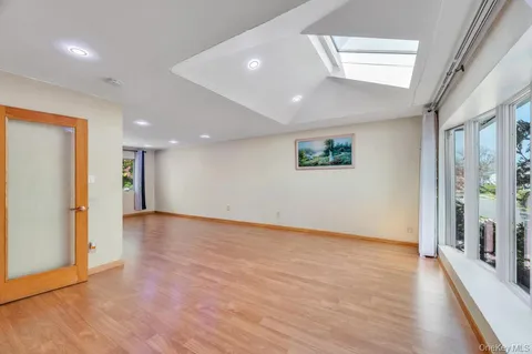 $1,290,000 | 2 Valley Greens Drive, Valley Stream, NY 11581