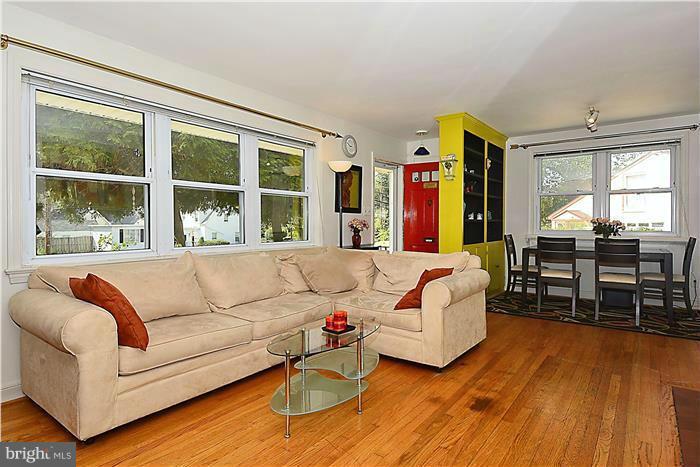 8409 Old Georgetown Road Bethesda, MD 20814 - Photo 3 of 30 Living Room