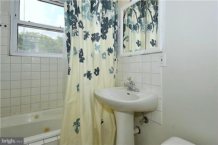 8409 Old Georgetown Road Bethesda, MD 20814 - Photo 21 of 30 Bath
