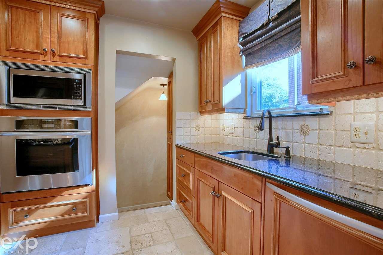 1208 Vernier Road Grosse Pointe, MI 48236 - Photo 9 of 26 50056477-8.JPG