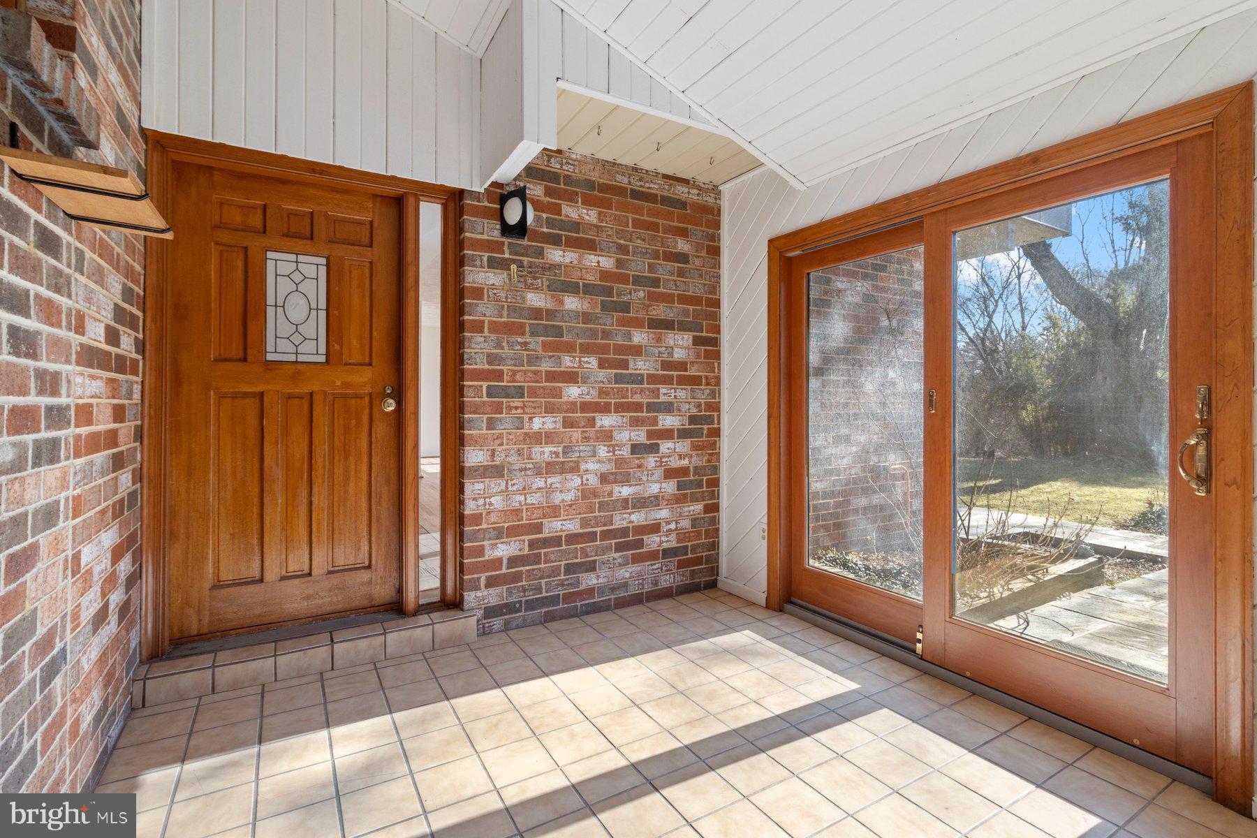 9405 Kilimanjaro Road Columbia, MD 21045 - Photo 3 of 41 Entrance/breezway