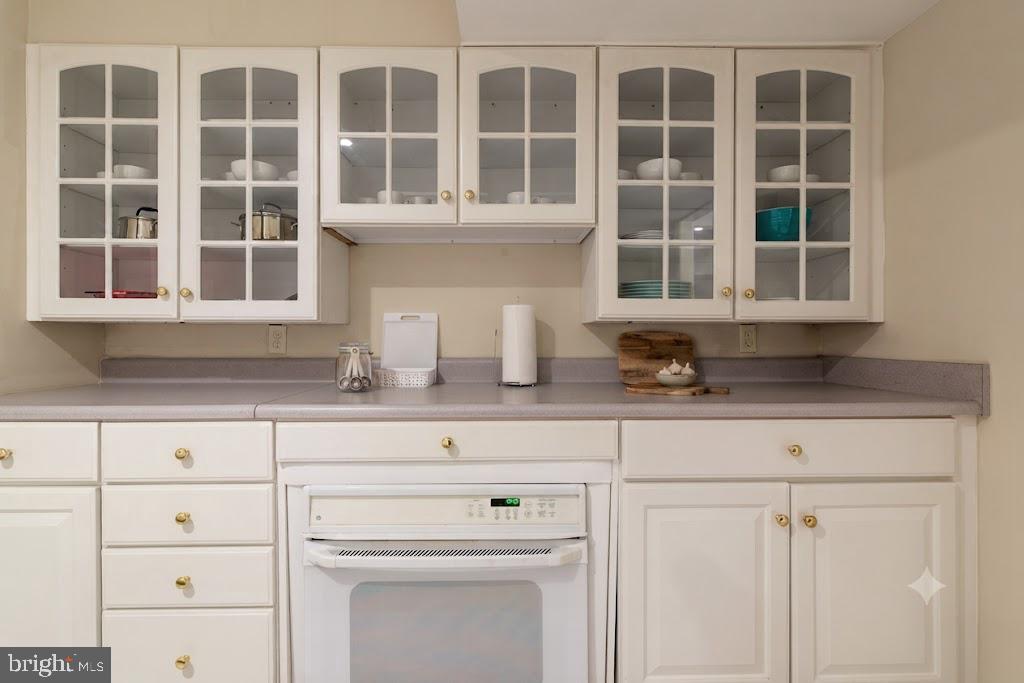 6034 Chesterbrook Road, Unit B McLean, VA 22101 - Photo 20 of 34 Bright and airy kitchen elegance.
