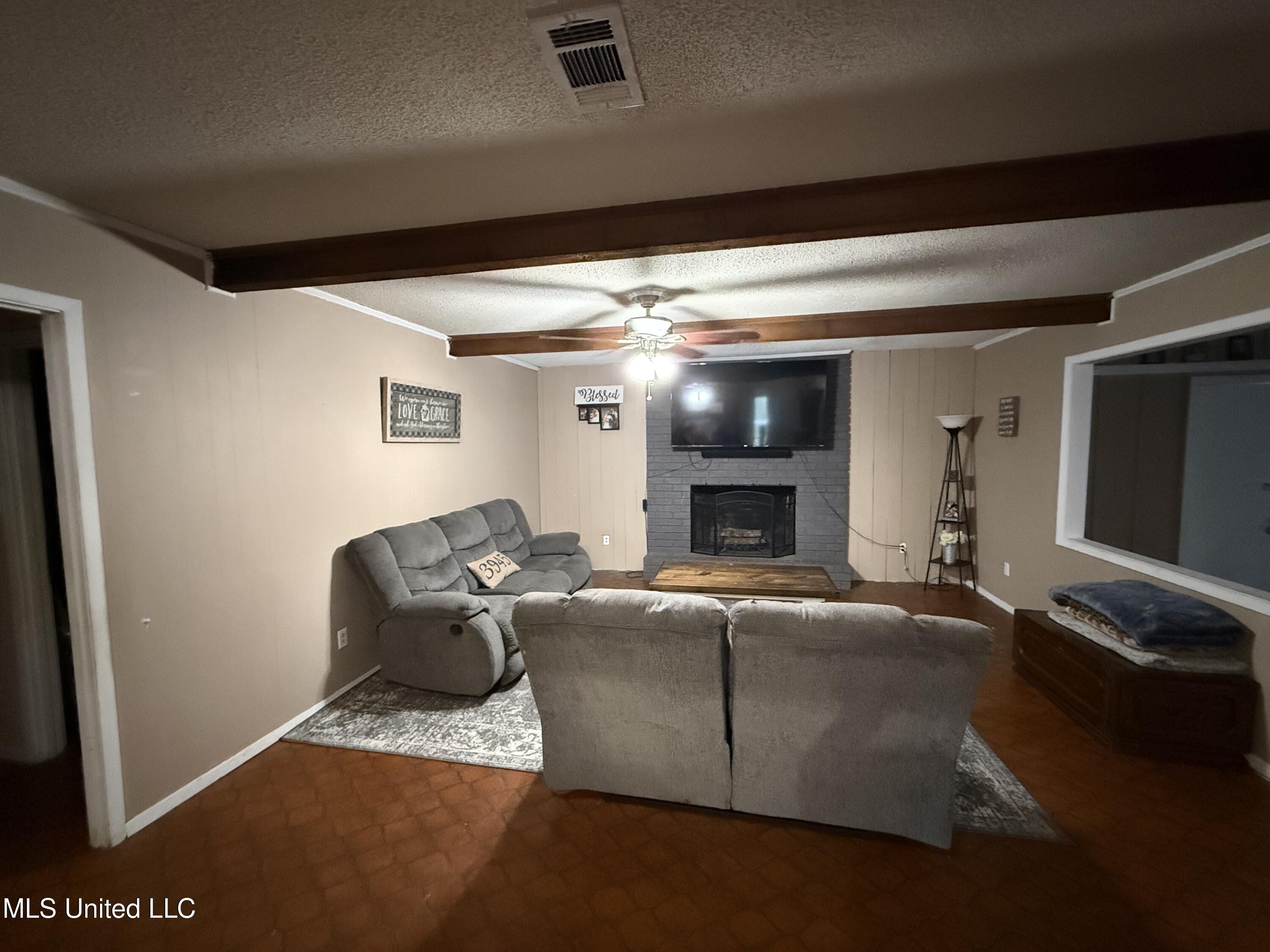 47 Deer Creek Road Lumberton, MS 39455 - Photo 4 of 11 Living Room