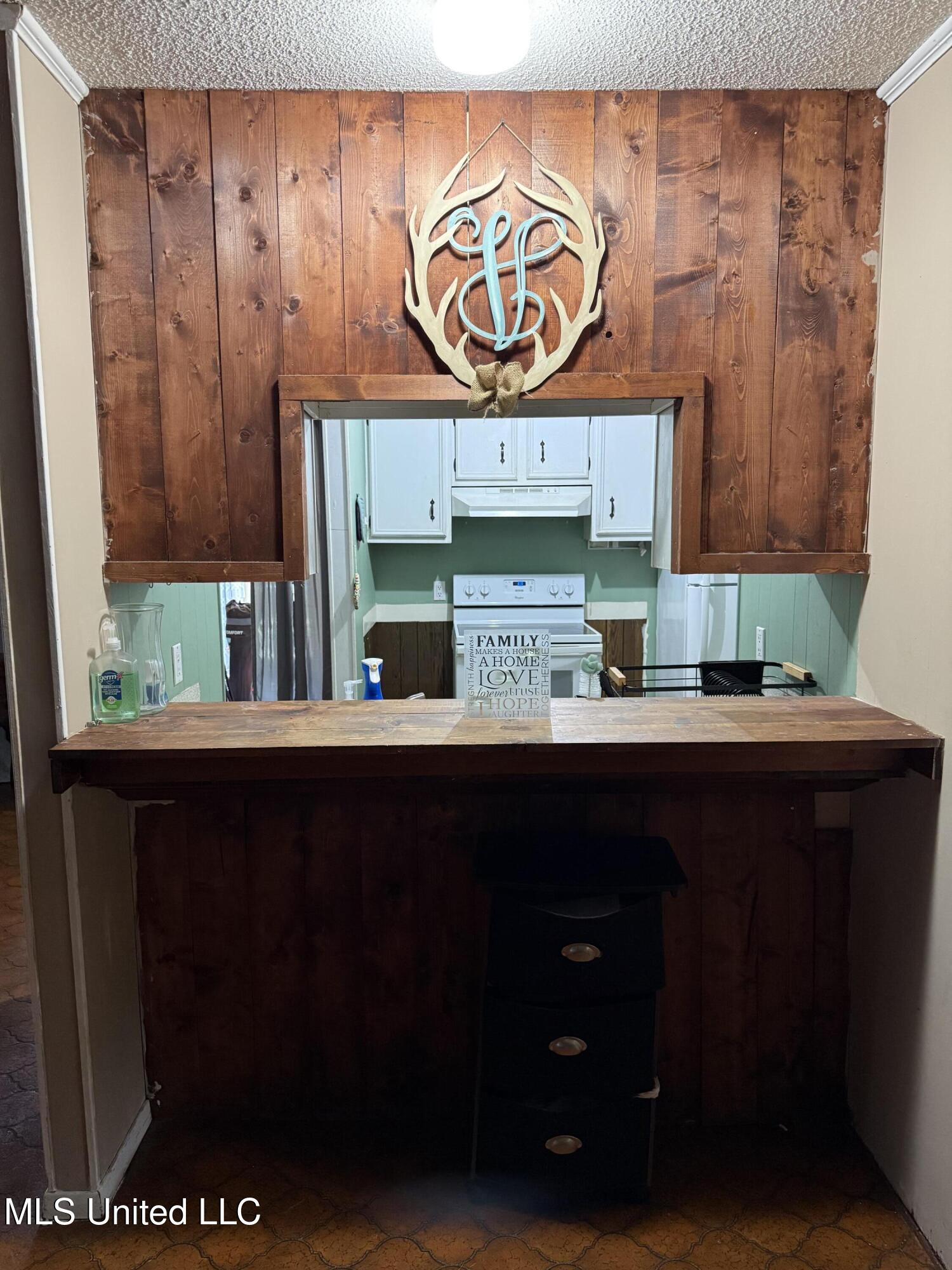 47 Deer Creek Road Lumberton, MS 39455 - Photo 7 of 11 Kitchen Bar