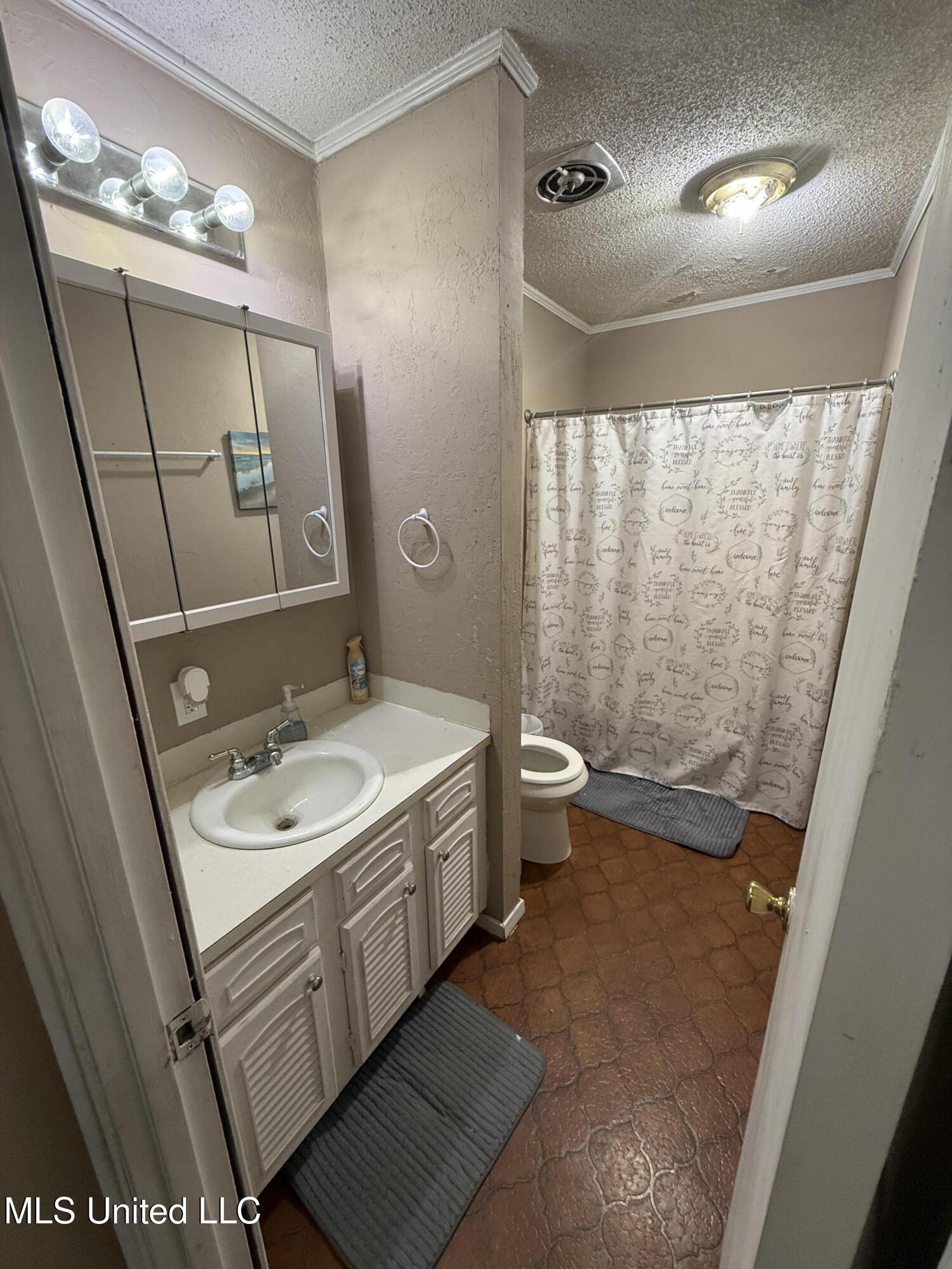 47 Deer Creek Road Lumberton, MS 39455 - Photo 8 of 11 Bathroom