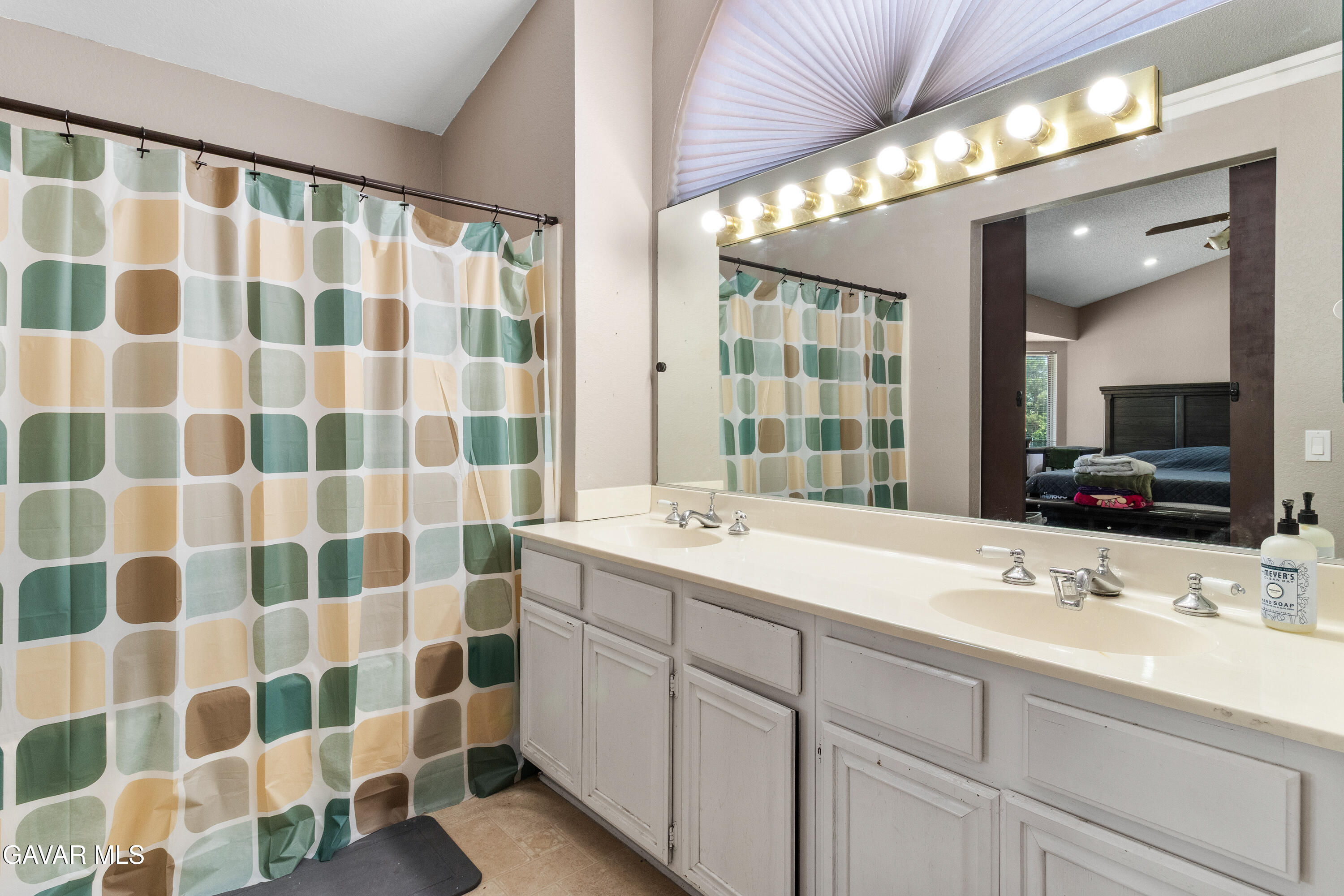 2123 East Ave R12 Palmdale, CA 93550 - Photo 16 of 34 Bathroom primary-2