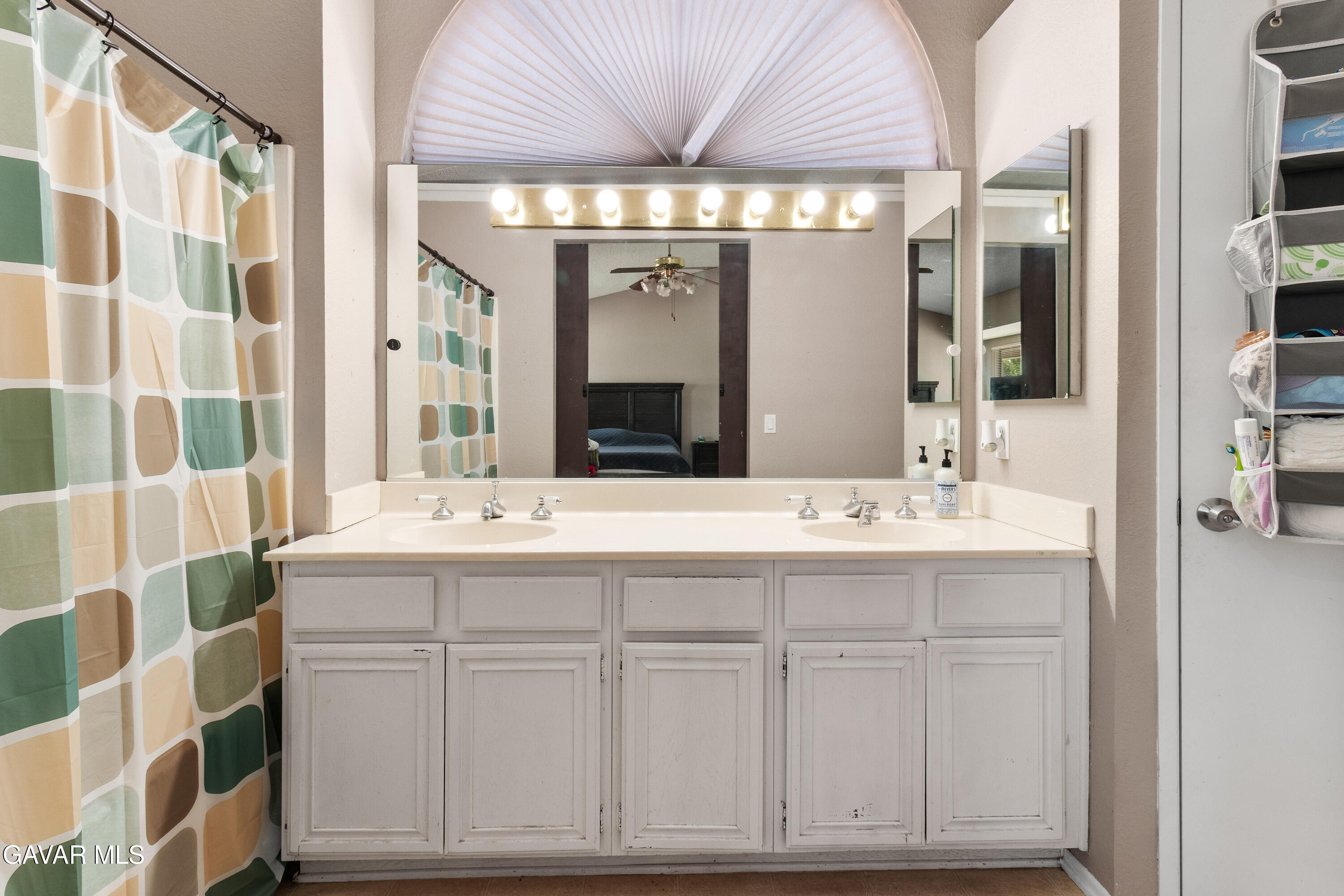 2123 East Ave R12 Palmdale, CA 93550 - Photo 17 of 34 Bathroom primary-1