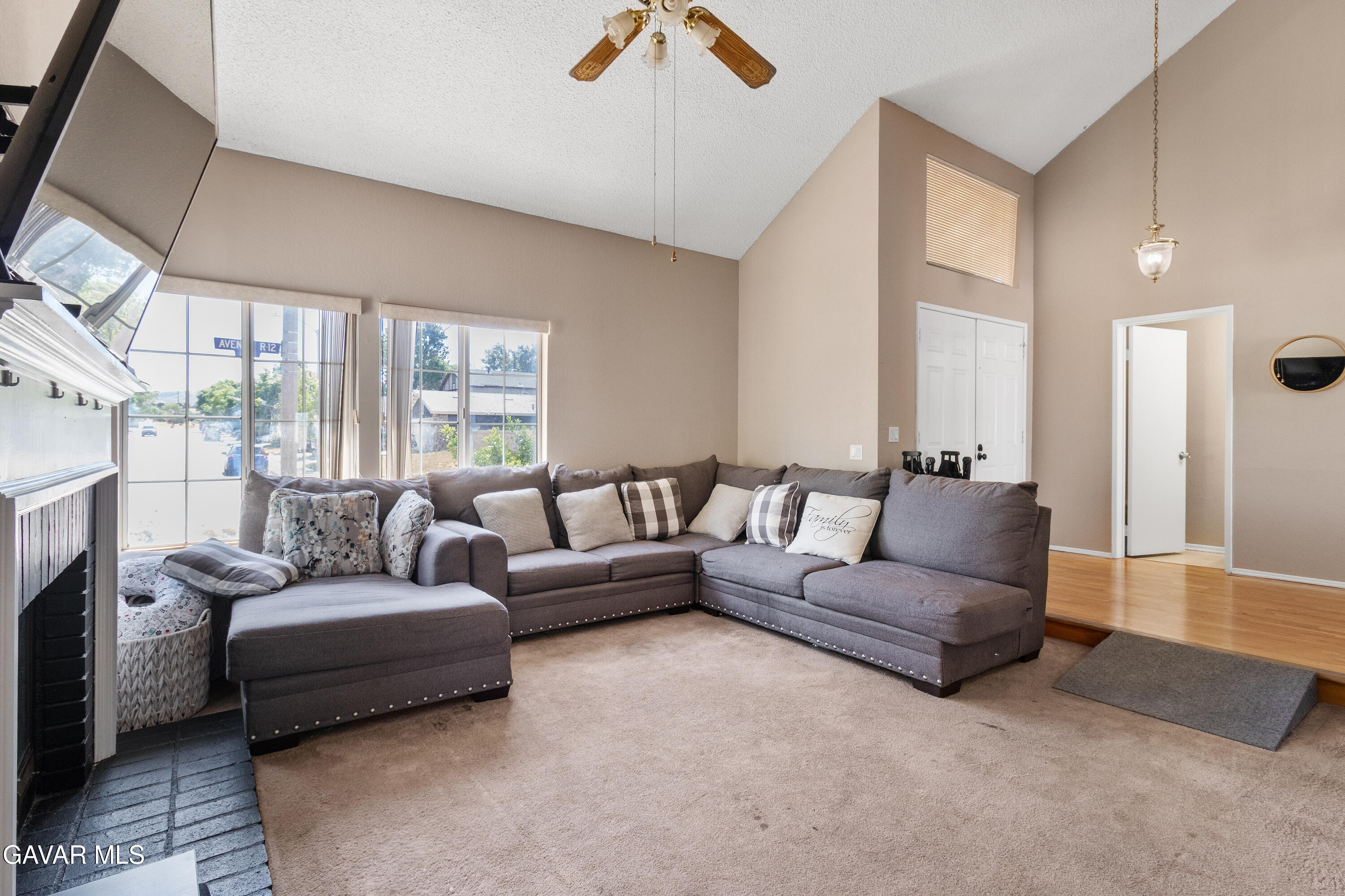 2123 East Ave R12 Palmdale, CA 93550 - Photo 3 of 34 Livingroom-1
