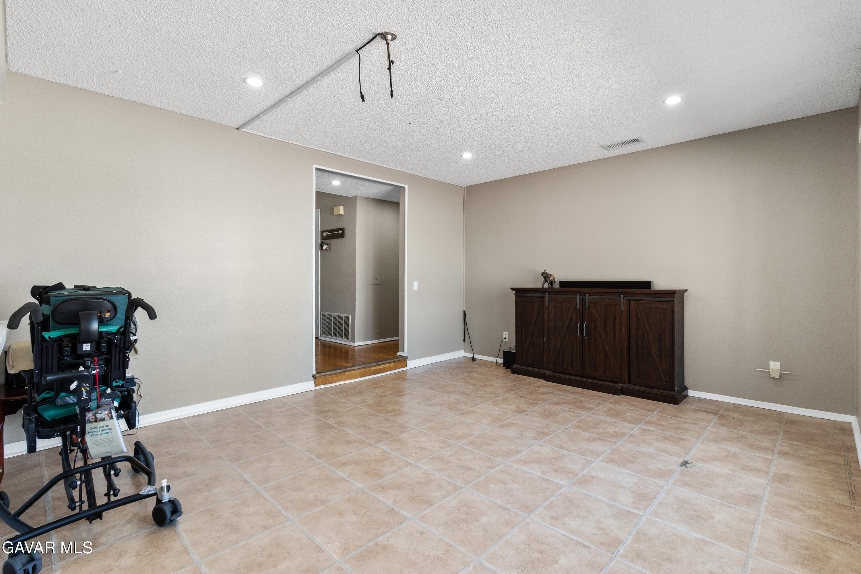 2123 East Ave R12 Palmdale, CA 93550 - Photo 7 of 34 Family room-2