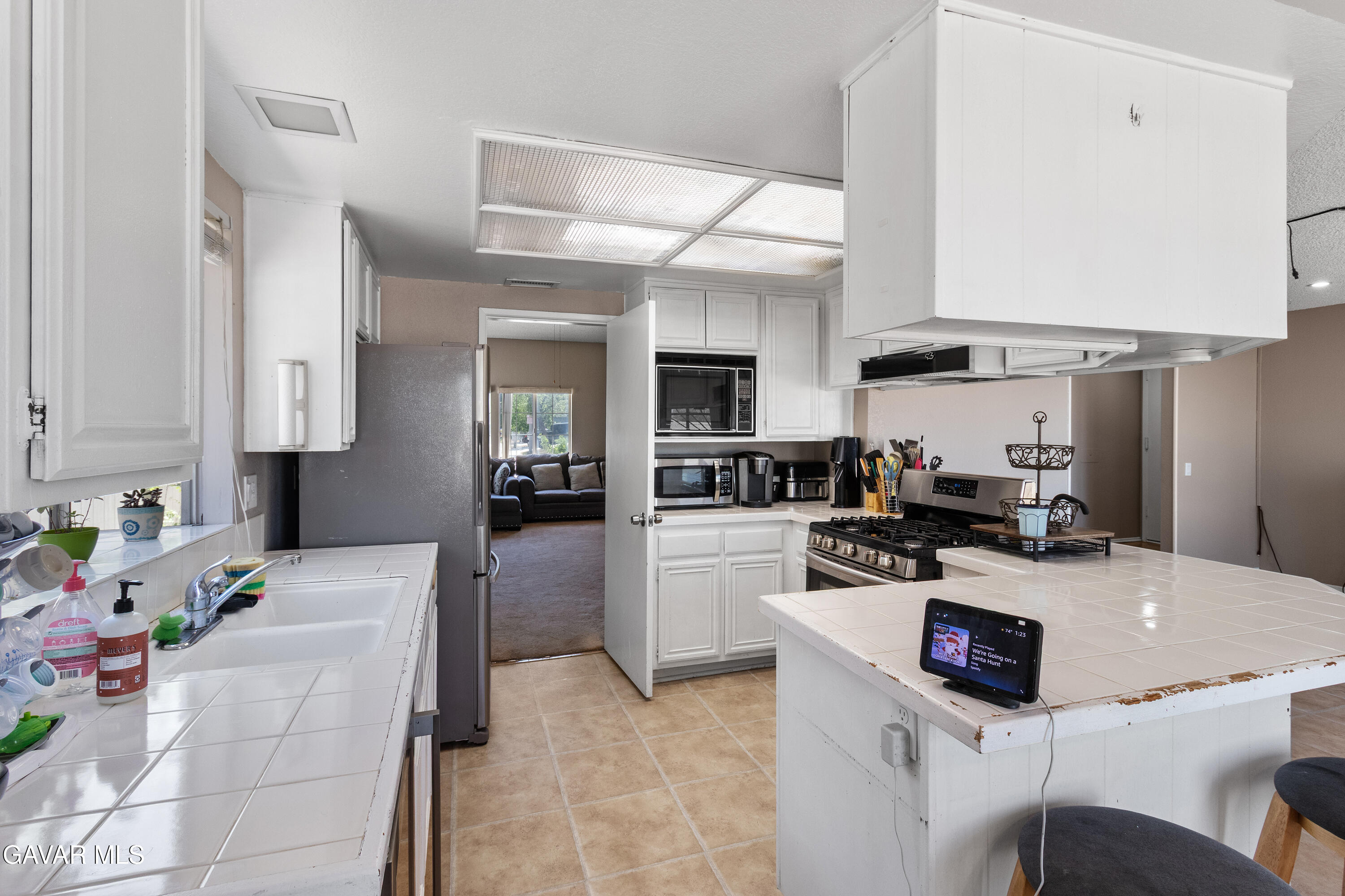 2123 East Ave R12 Palmdale, CA 93550 - Photo 10 of 34 Kitchen-1